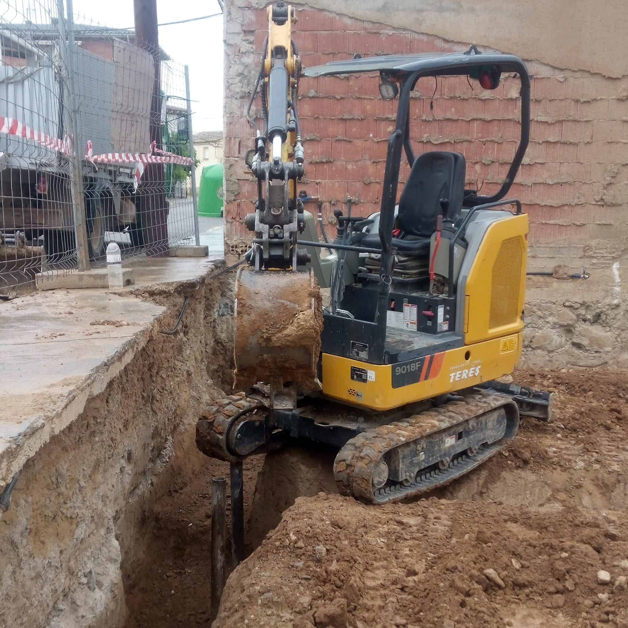Excavadora trabajando en construcción y obras civiles para trabajos de excavación y movimiento de tierras en trabajos y servicios Terés.