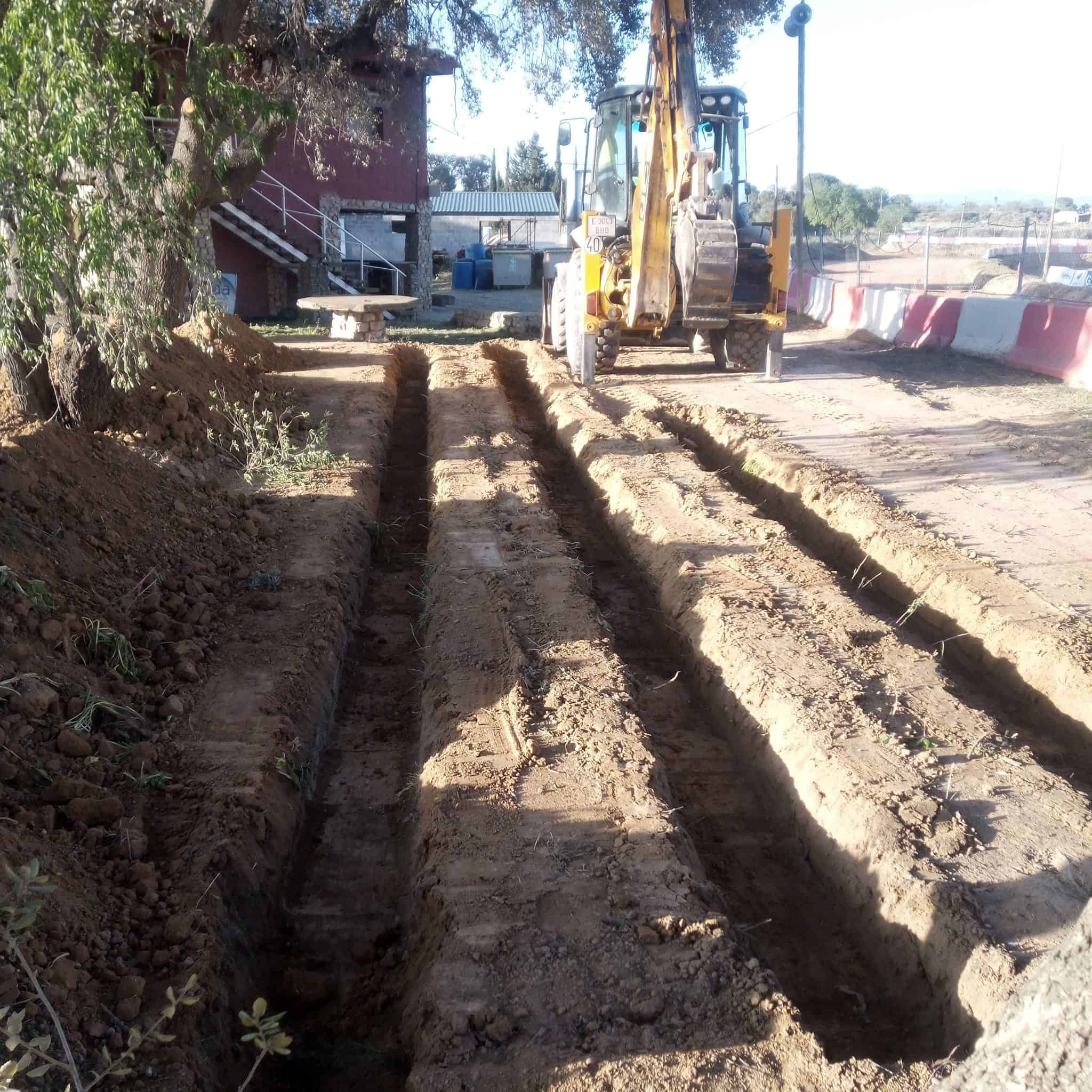 Tajo excavación para instalaciones de tuberías con maquinaria pesada en obra de construcción. Trabajos de excavación y trenching realizados por profesionales en trabajos y servicios Terés.