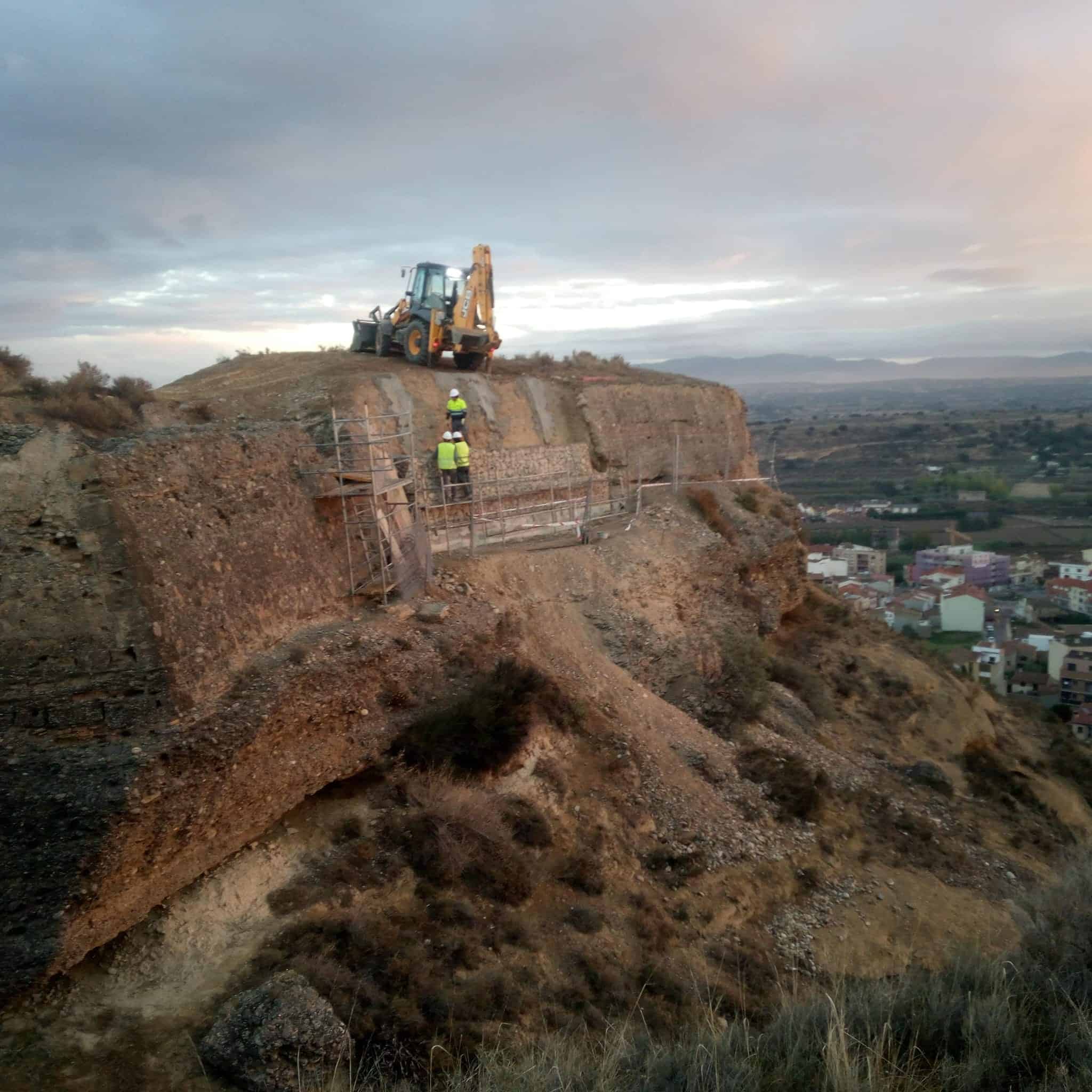 Trabajos y servicios de infraestructura en terrenos escarpados y trabajos de excavación con maquinaria pesada en terrenos complicados y suelos rurales.