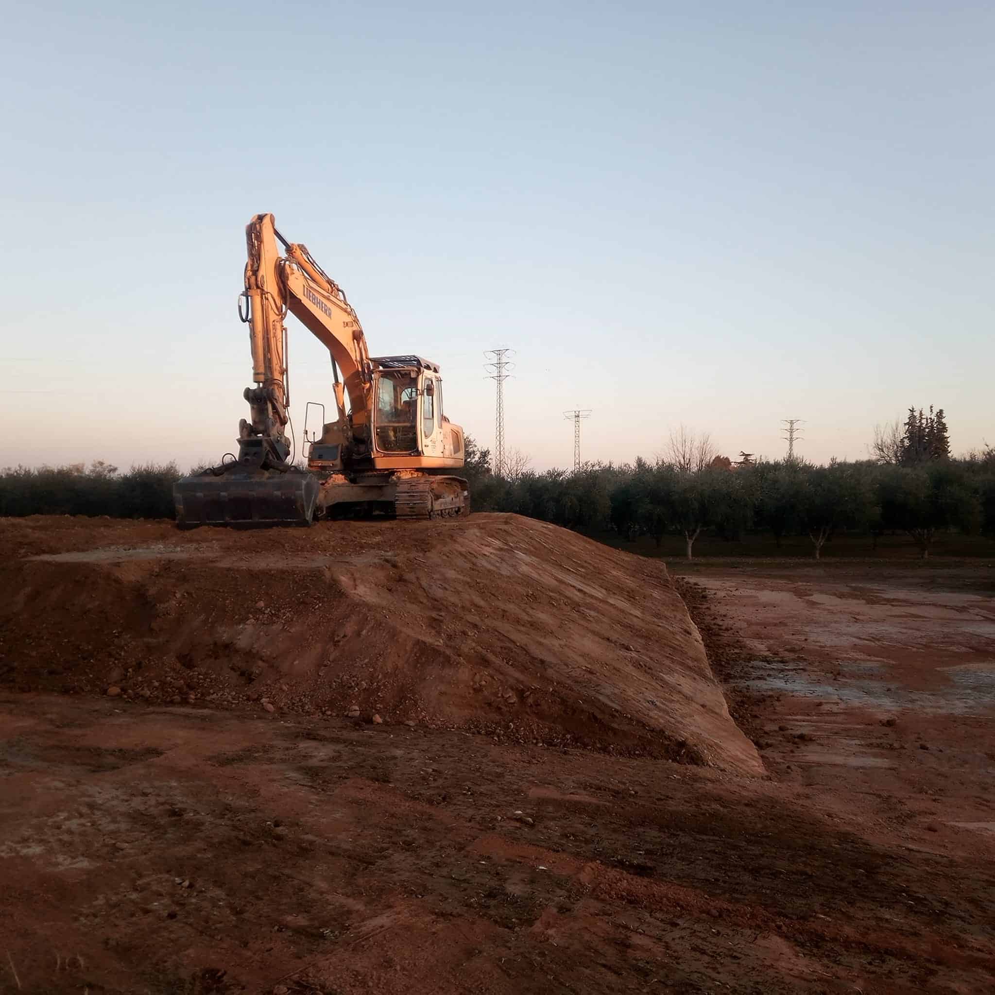 Maquinaria de excavación y movimiento de tierras en construcción y obras civiles.