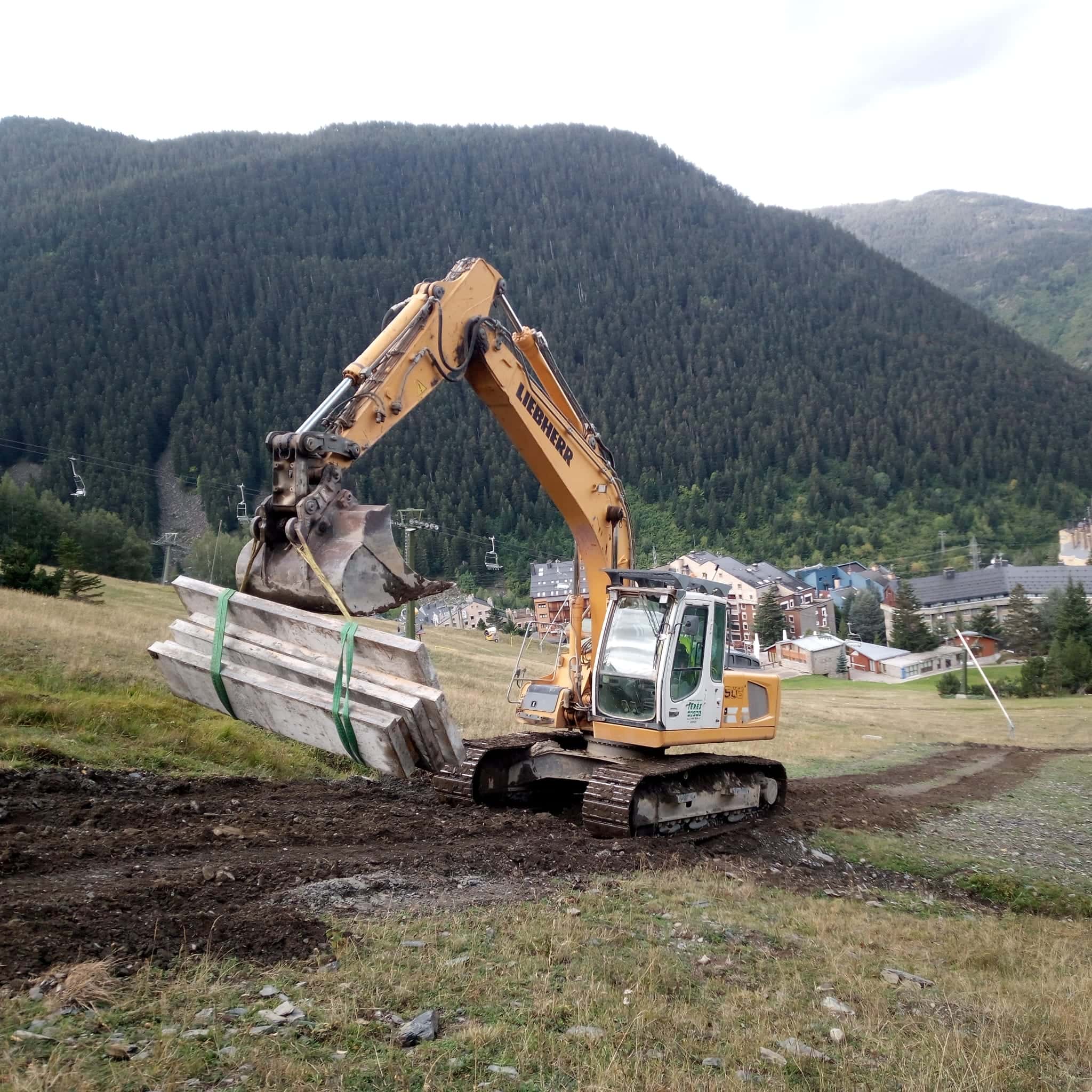 Maquinaria de excavación en trabajos de construcción en terrenos rurales y urbanísticos.
