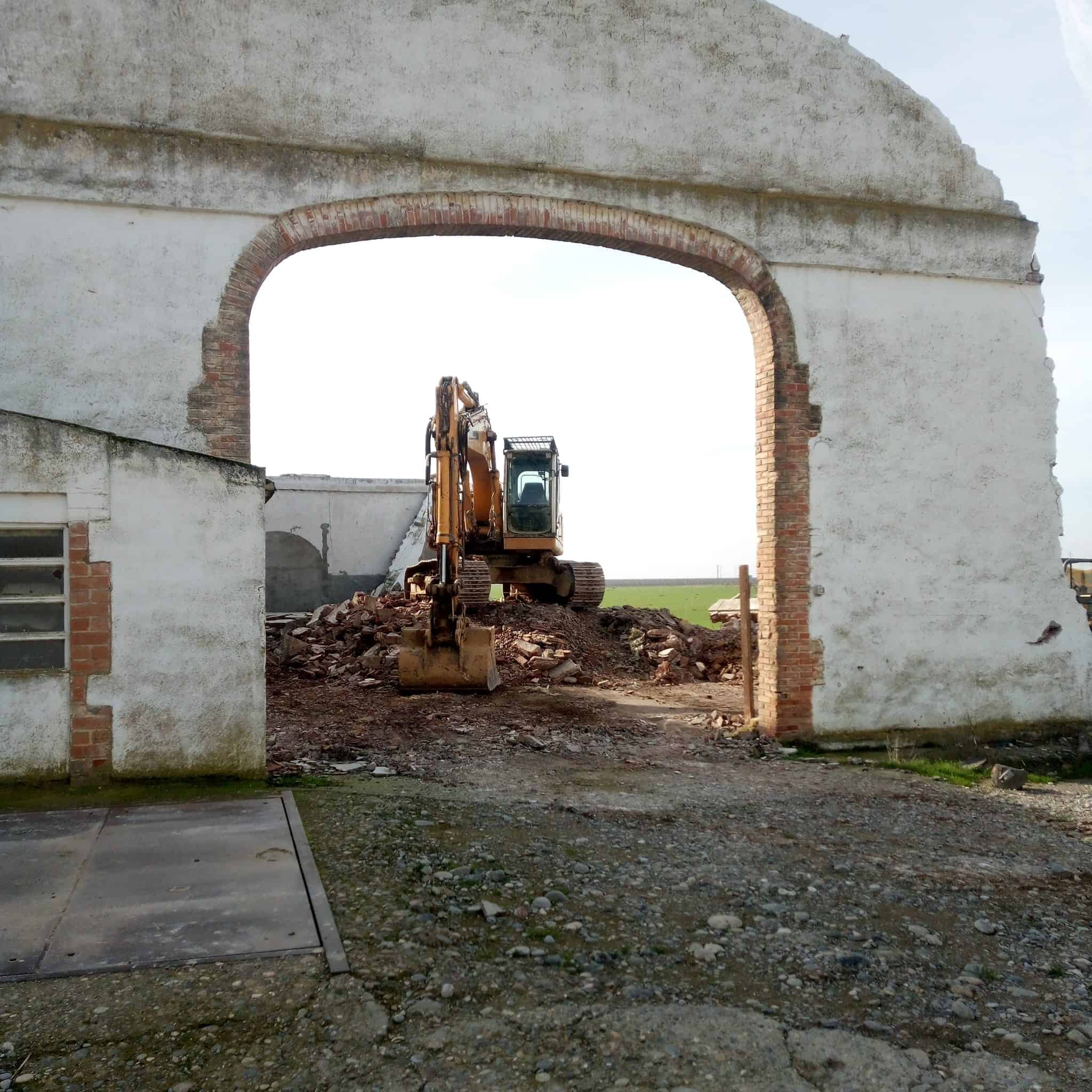 Maquinaria de demolición y trabajos en construcción en Terés, especializados en derribos y reformas de edificios antiguos. Servicios de demolición con excavadoras en Terés.