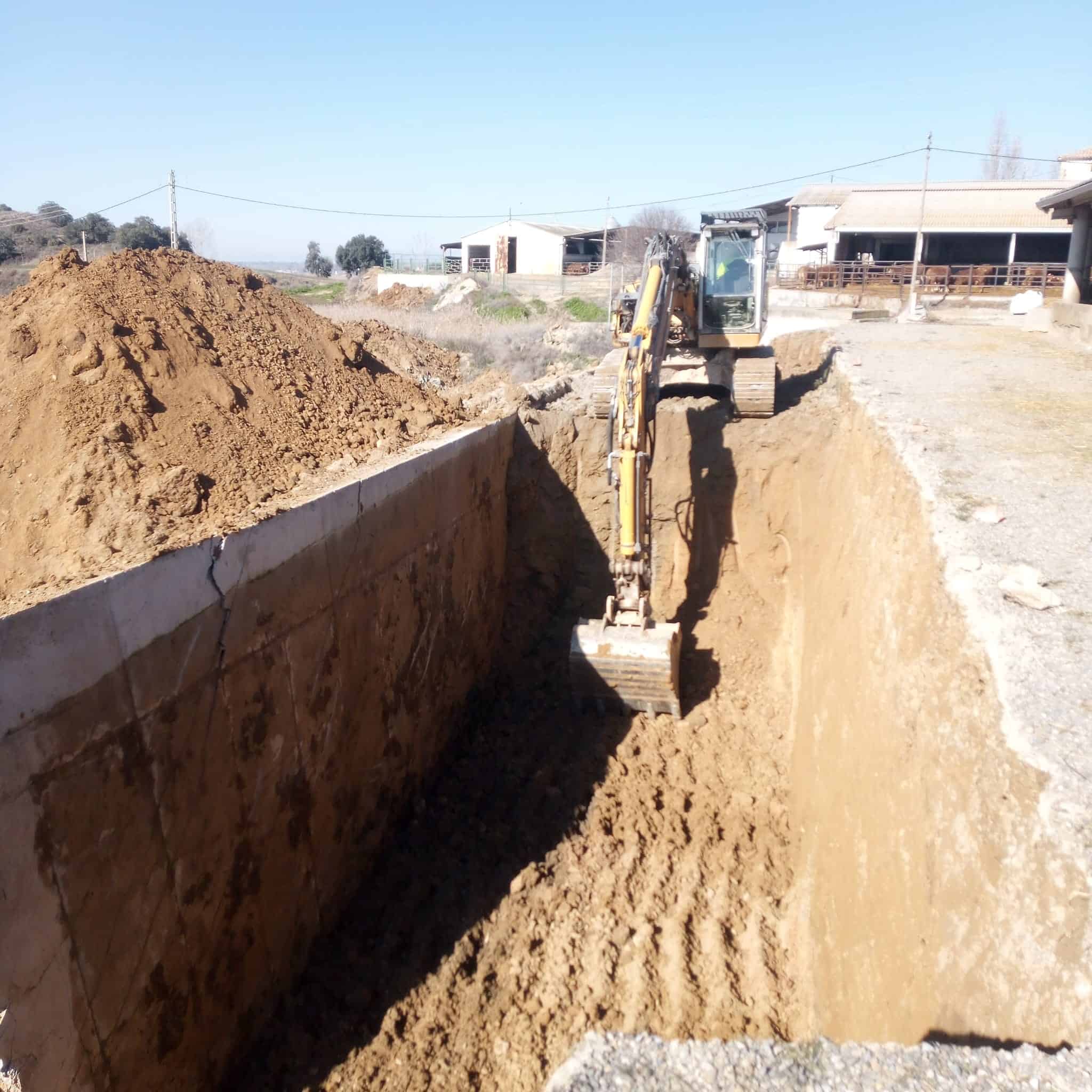 Excavación con maquinaria pesada en un proyecto de construcción de trabajos y servicios Terés en el sector rural de la localidad.