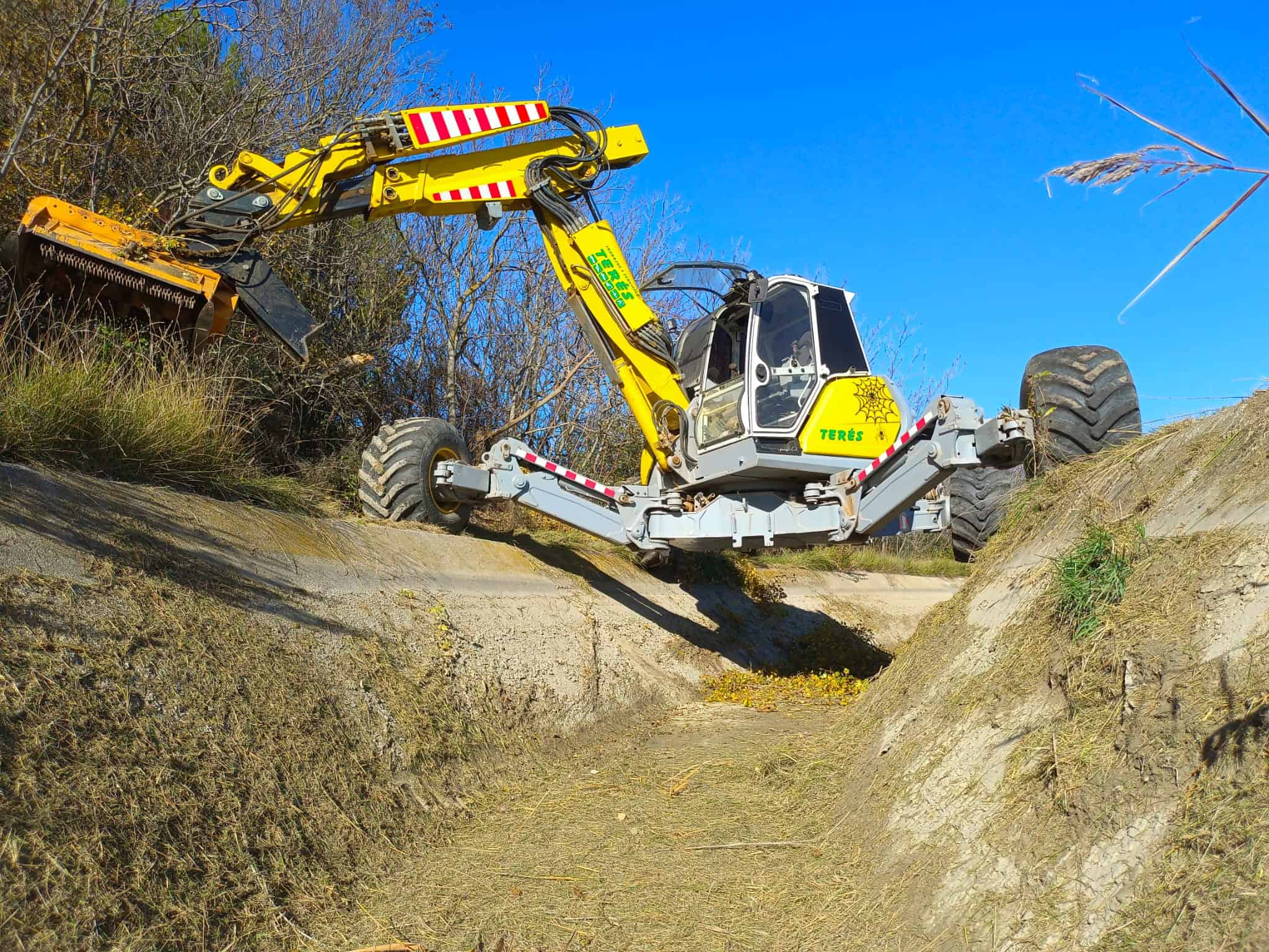 Maquinaria agrícola y de trabajos en terrenos inclinados, maquinaria de recorte de riegos y desbosque. Trabajos y Servicios Terés, expertos en movimiento de tierras y mantenimiento de terrenos en Tarragona.