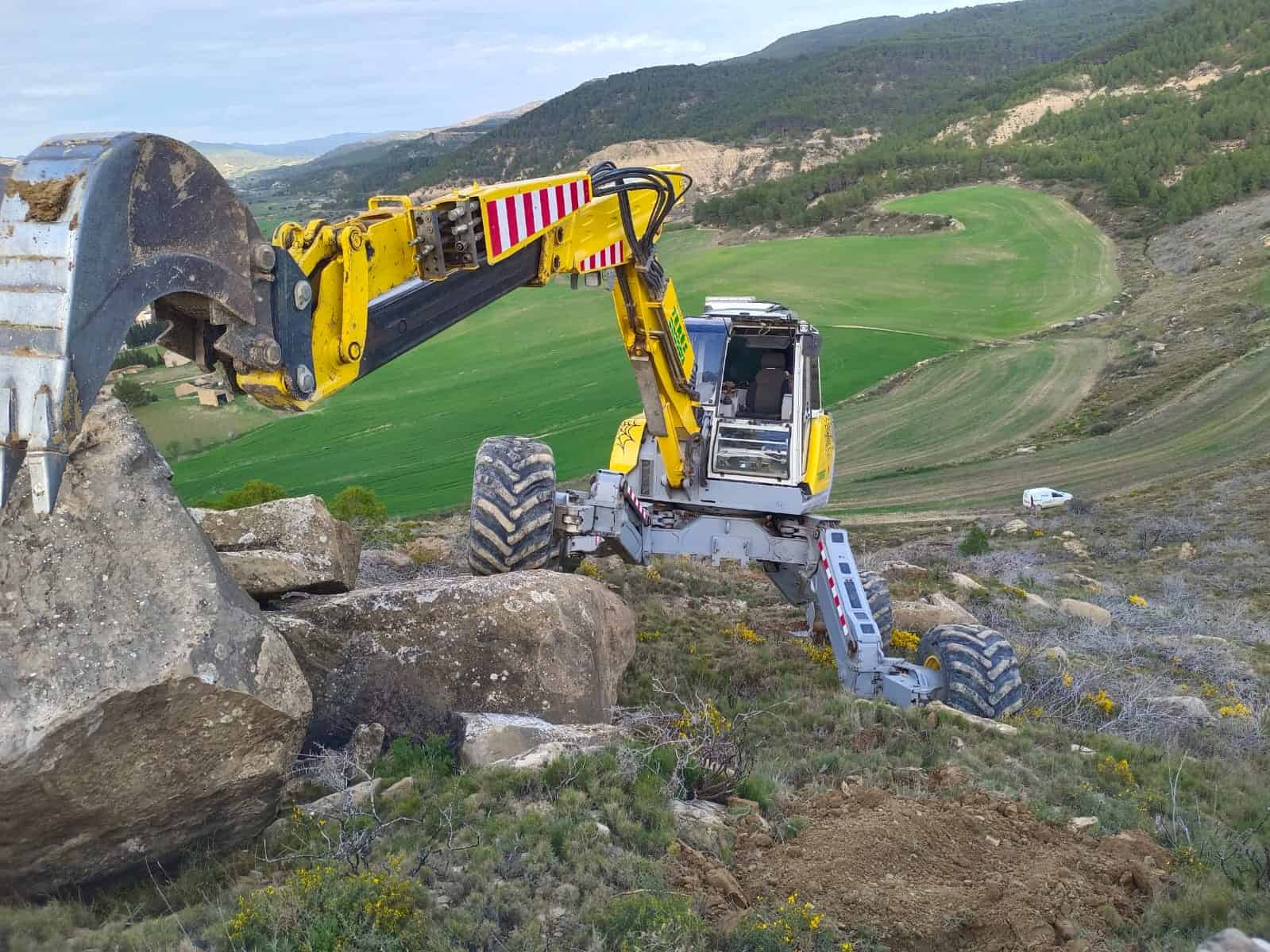 Alquiler de maquinaria de excavación y movimiento de tierras en tierras agrícolas y montañosas en Terés. Servicios especializados en construcción y obras rurales con maquinaria moderna y eficiente.