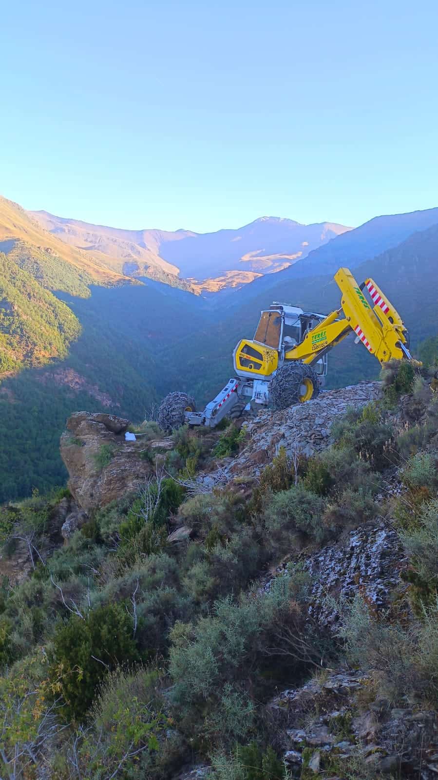 Maquinaria de jardinería y paisajismo en terrenos montañosos trabajos y servicios Terés.