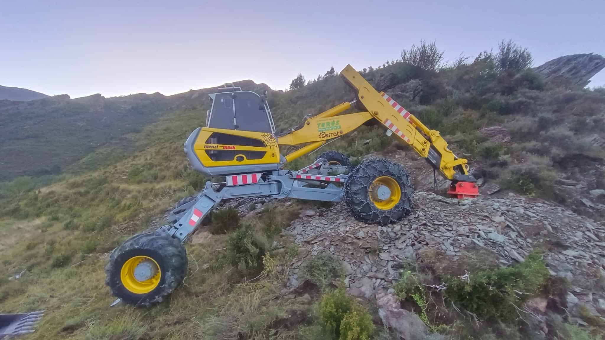 Maquinaria de trabajos en montaña, excavadora en terreno rocoso para servicios de construcción y mantenimiento.