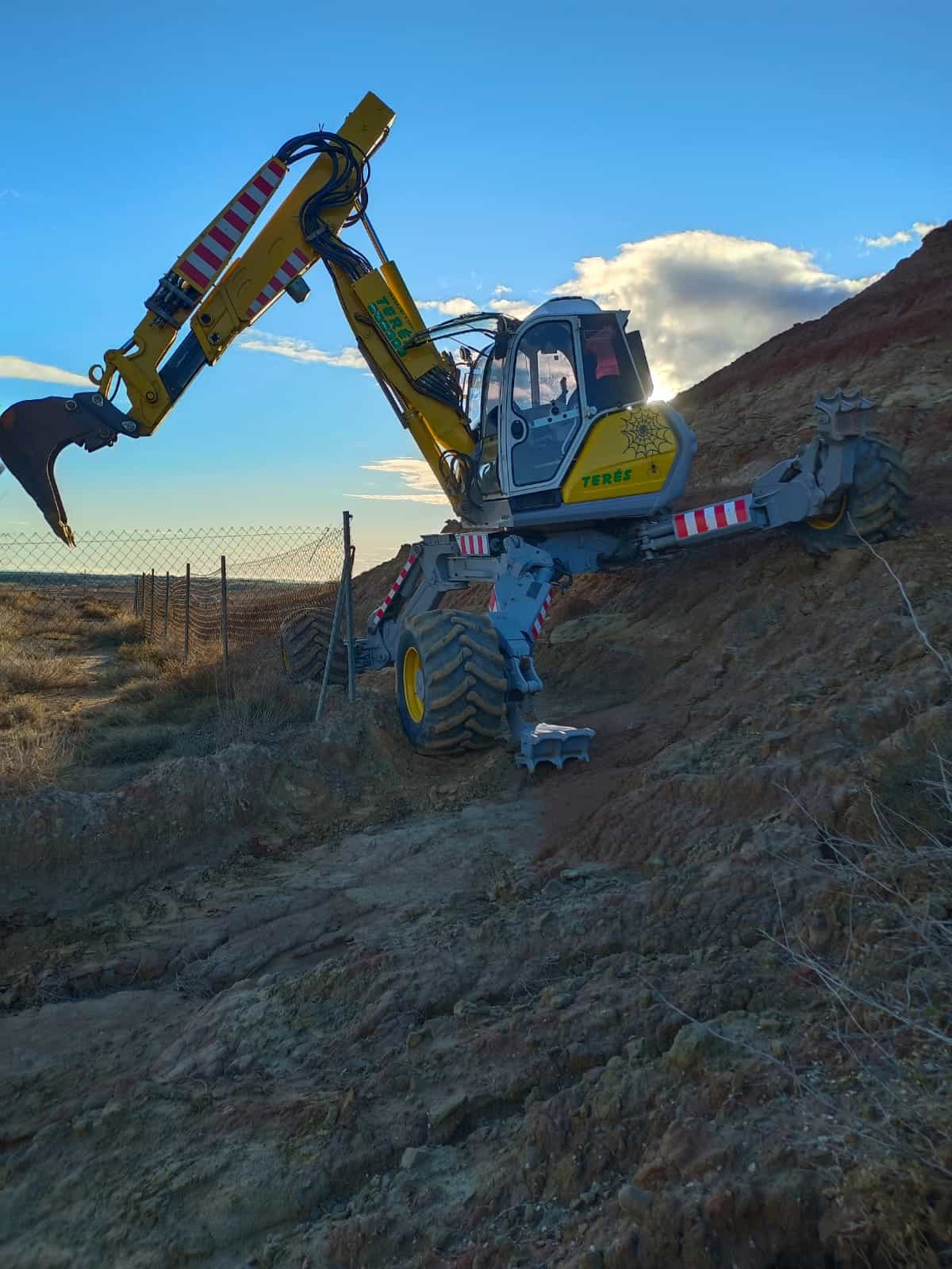 Maquinaria de excavación en trabajos y servicios de construcción en Terés, maquinaria pesada para movimientos de tierra y nivelaciones.