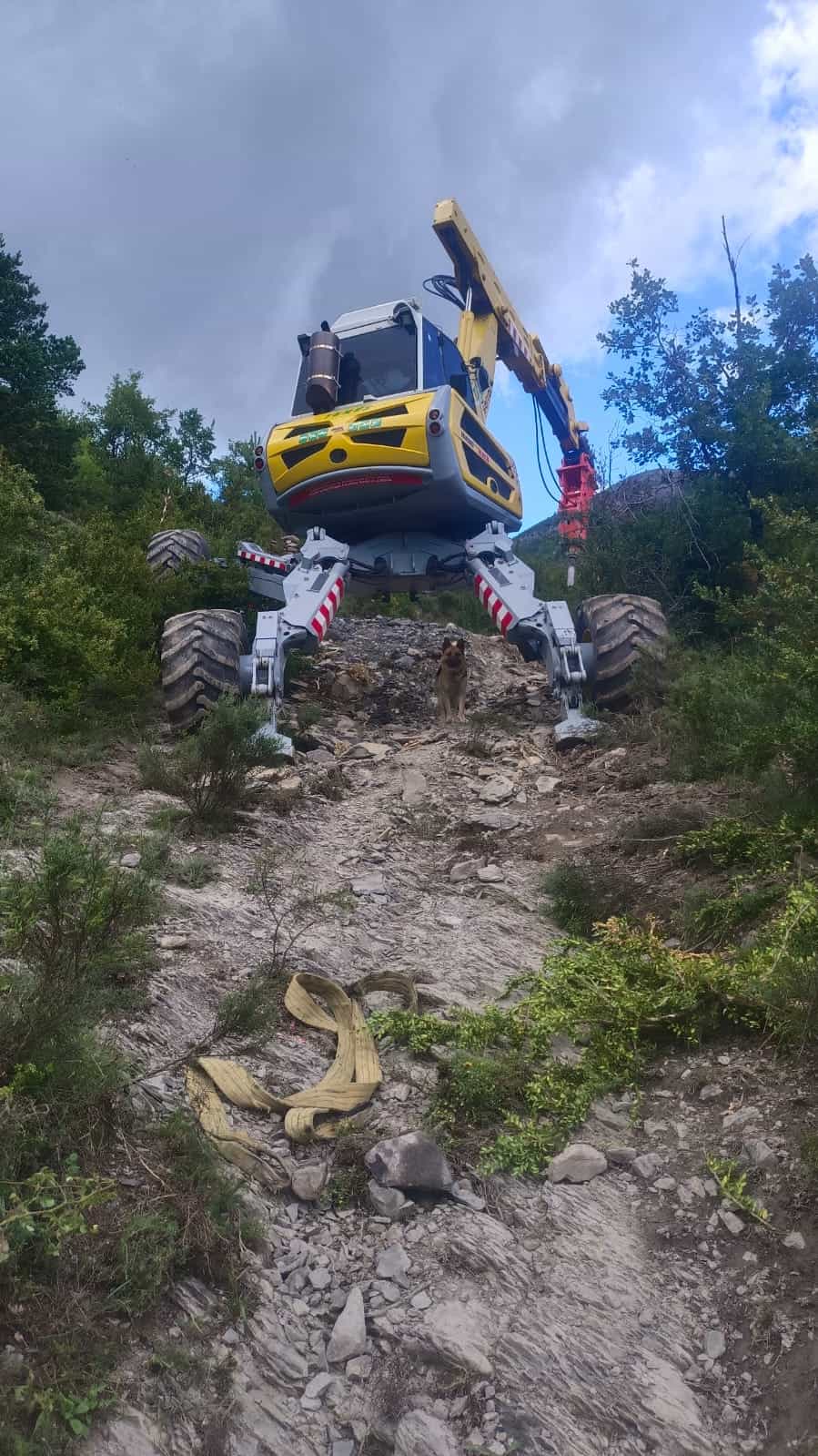 Máquina excavadora en terreno accidentado trabajos de construcción caminos rurales maquinaria de obra pública y servicios técnicos en obras de tierra y caminos relevancia.