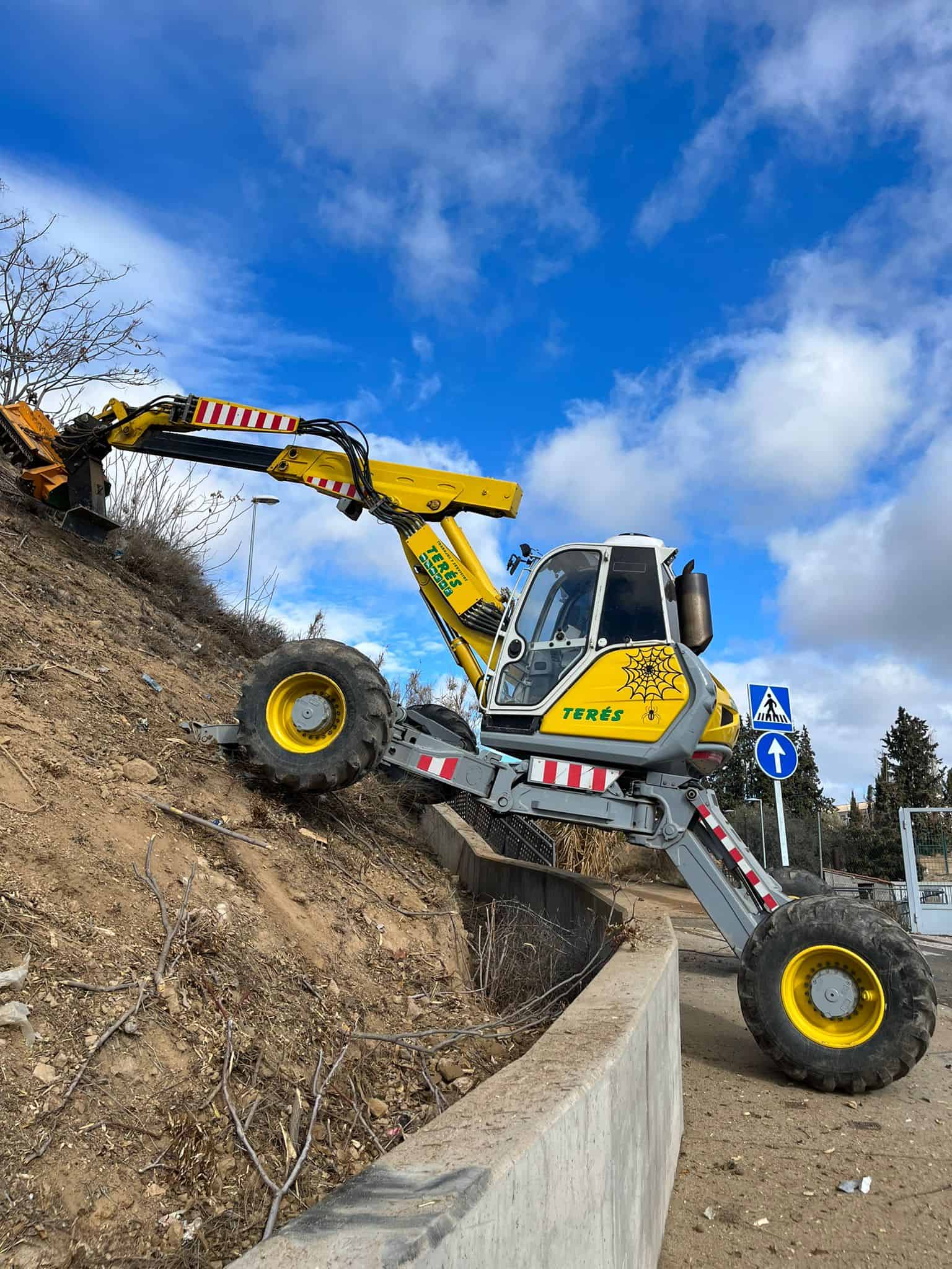Trabajos de maquinaria para nivelación y movimiento de tierra en construcción y obras públicas. Equipo especializado para trabajos en terrenos peligrosos.