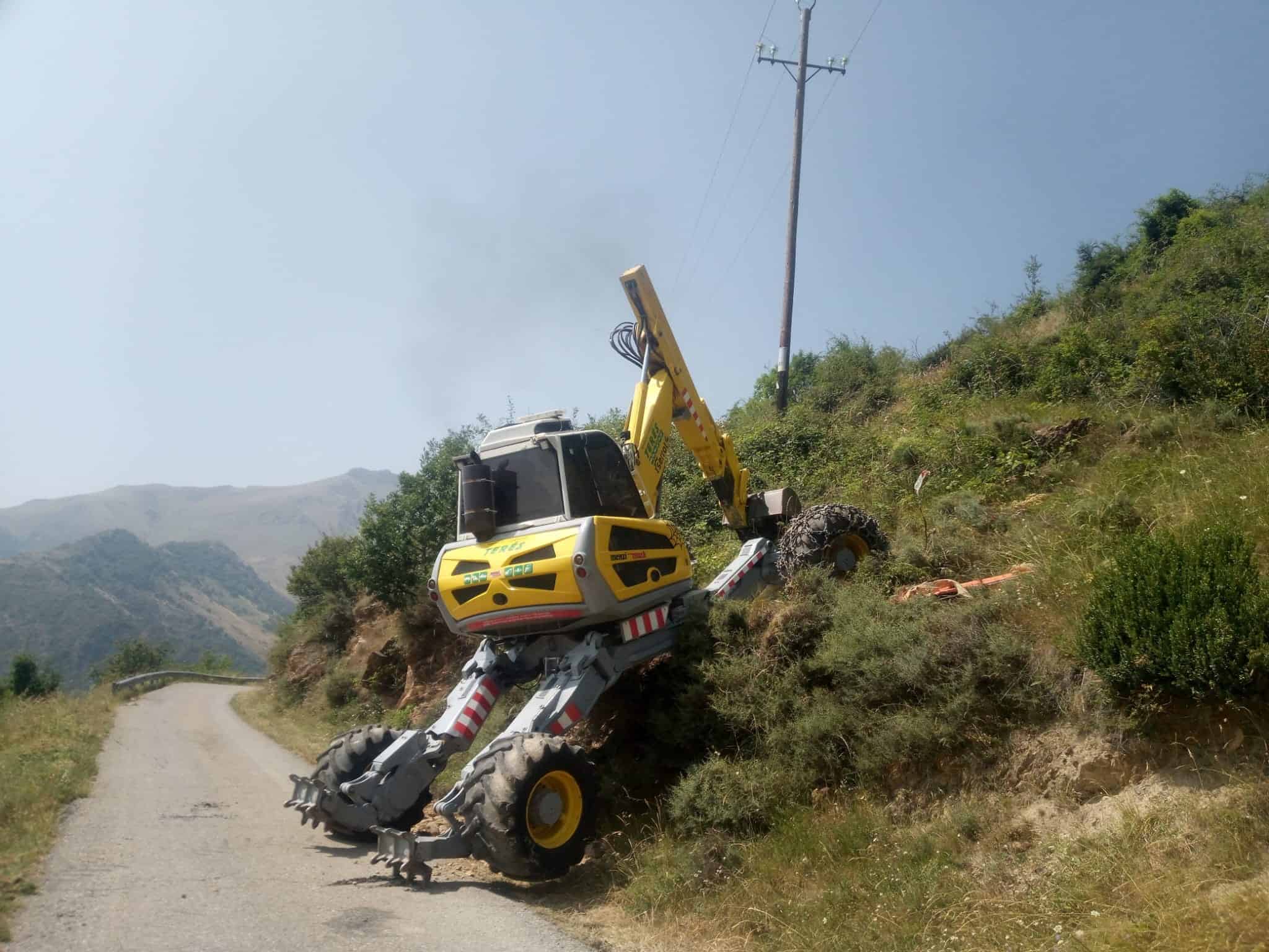 MOTONIVELADORA TRABAJOS Y SERVICIOS TERÉS en trabajos en construcción, movimiento de tierra y perfilado de terrenos en áreas rurales y urbanas.