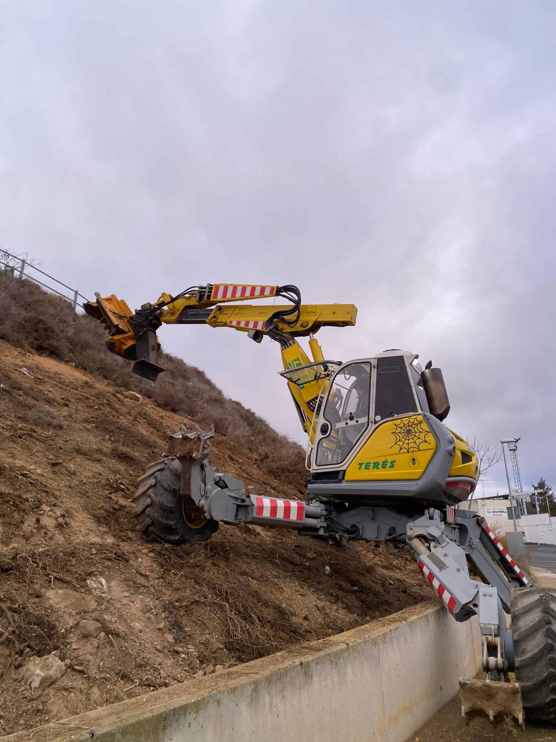 Maquinaria de excavación en trabajos de construcción y obras en sustratos inclinados - empresa Terés en acción.