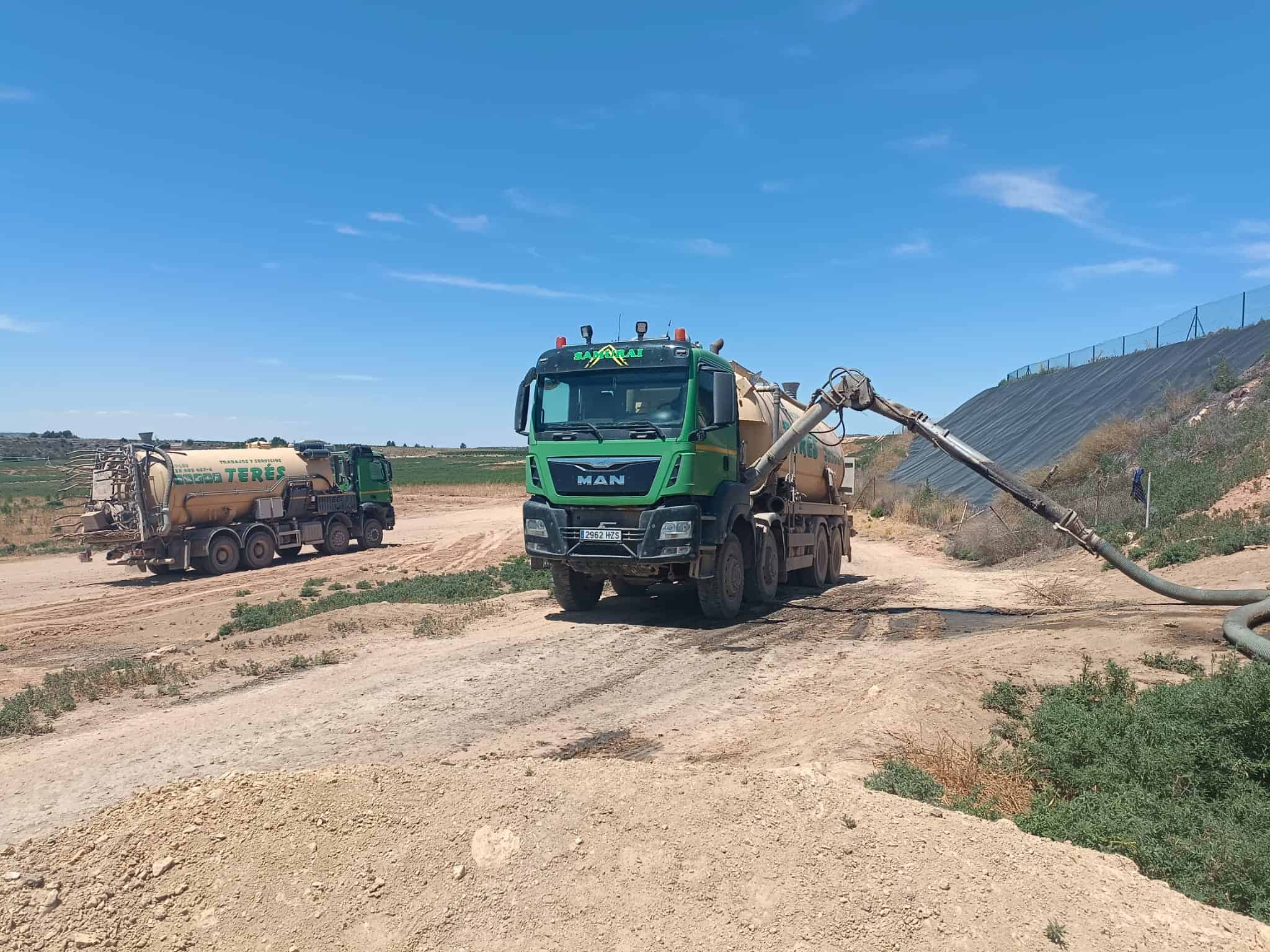 Acumulador de lodos y trabajos de saneamiento en obra civil en terrenos agrícolas en Terés. Servicios profesionales en construcción, saneamiento y mantenimiento de terrenos rurales.