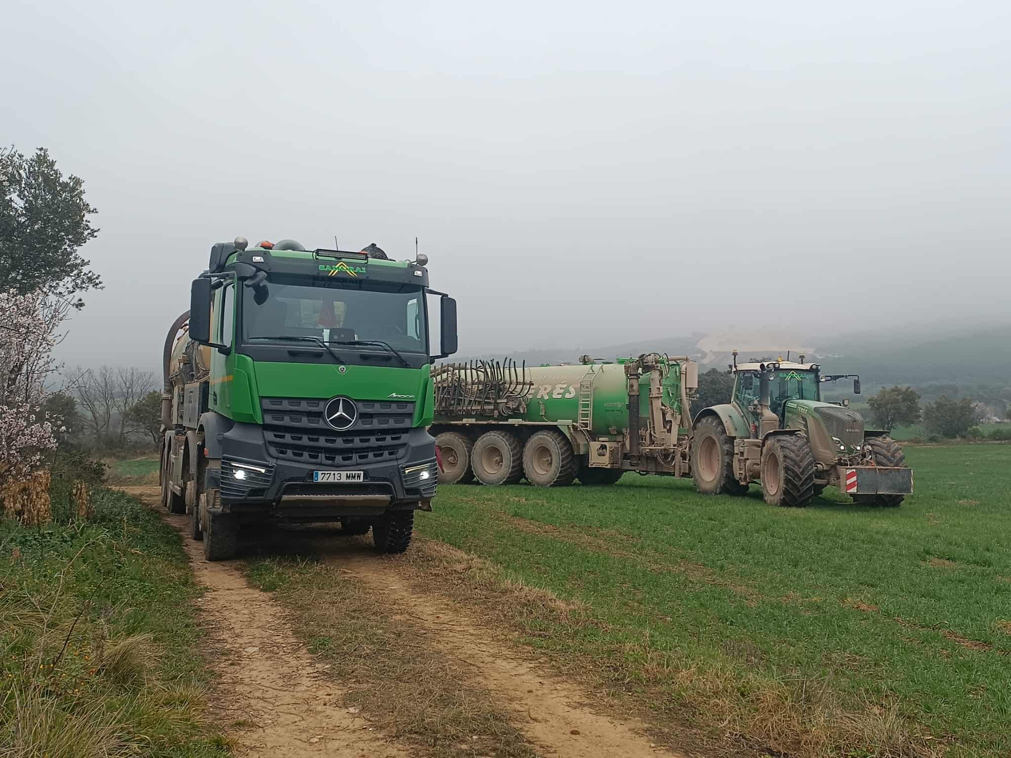 Camión y maquinaria agrícola trabajando en un campo verde, especializado en servicios de trabajos agrícolas y de campo.