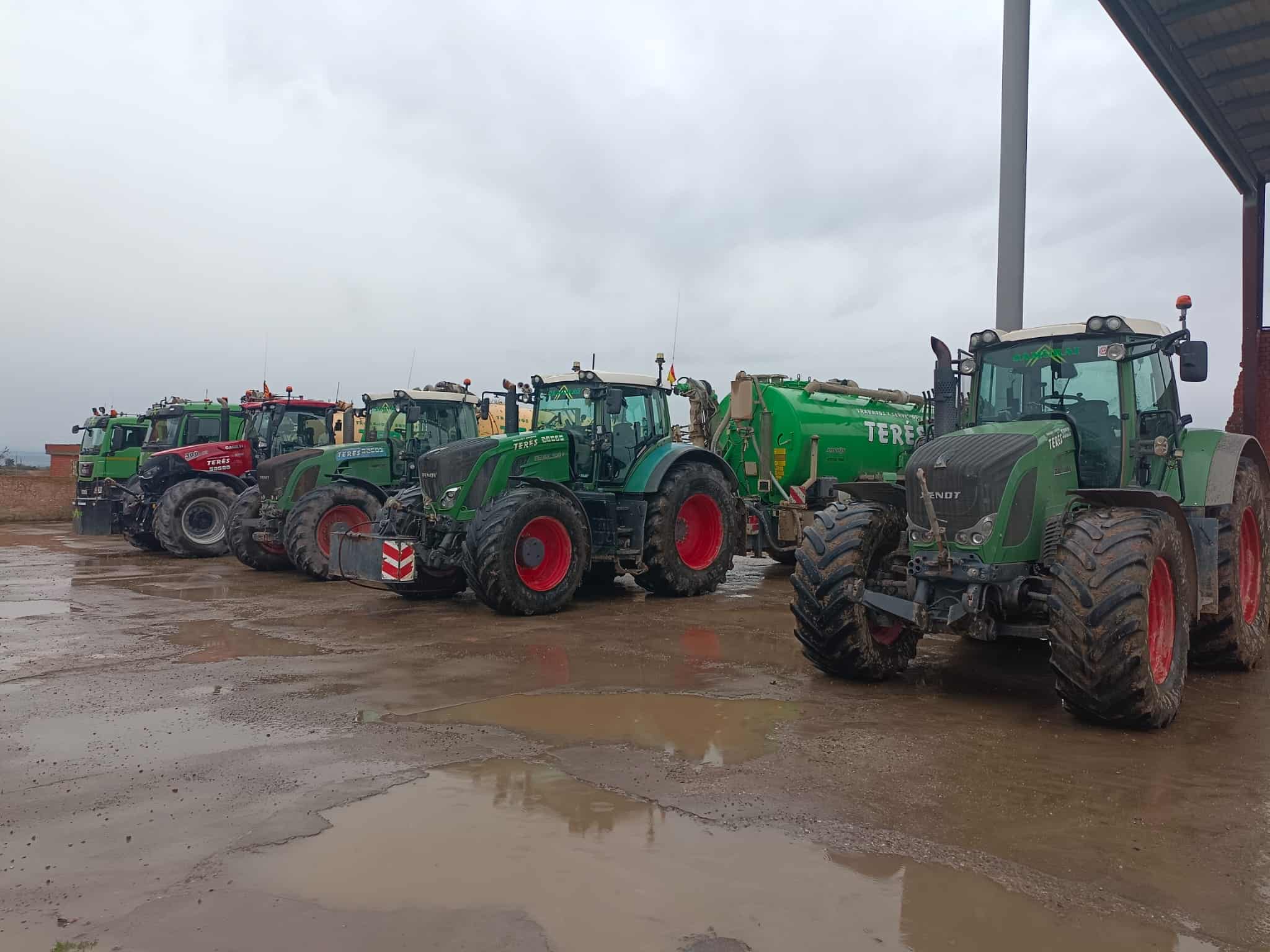 Maquinaria agrícola de trabajos y servicios en Terés, incluyendo tractores y equipos para agricultura y construcción en terrenos rurales húmedos y mojados.
