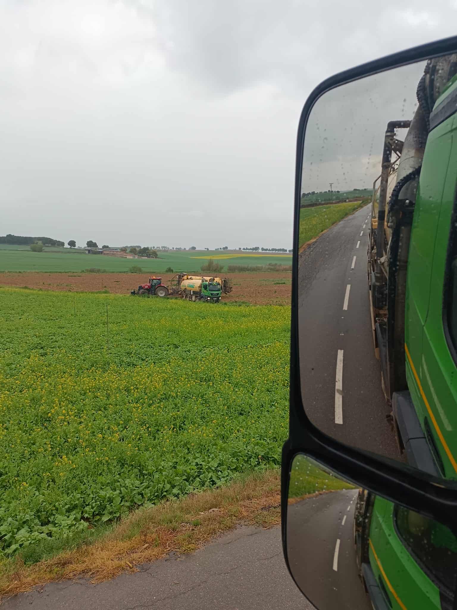 Trabajos y Servicios Terés - Servicios agrícolas con maquinaria moderna en campos extensos y rurales.