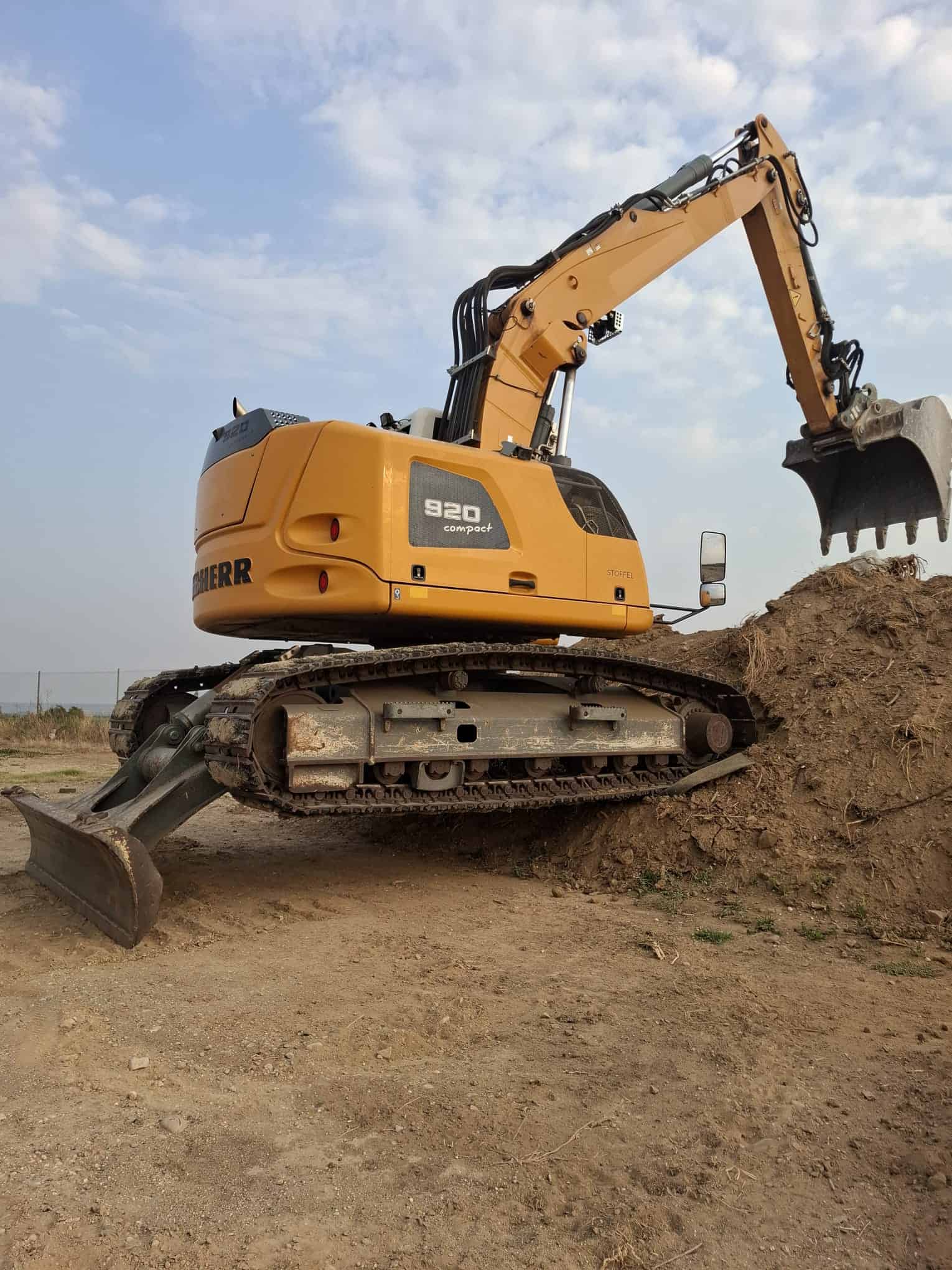 Excavadora de construcción en obra de tierra y movimiento de tierras. Equipo pesado para trabajos de excavación, nivelación y carga. Servicios especializados en maquinaria pesada en Trabajos y Servicios Terés.